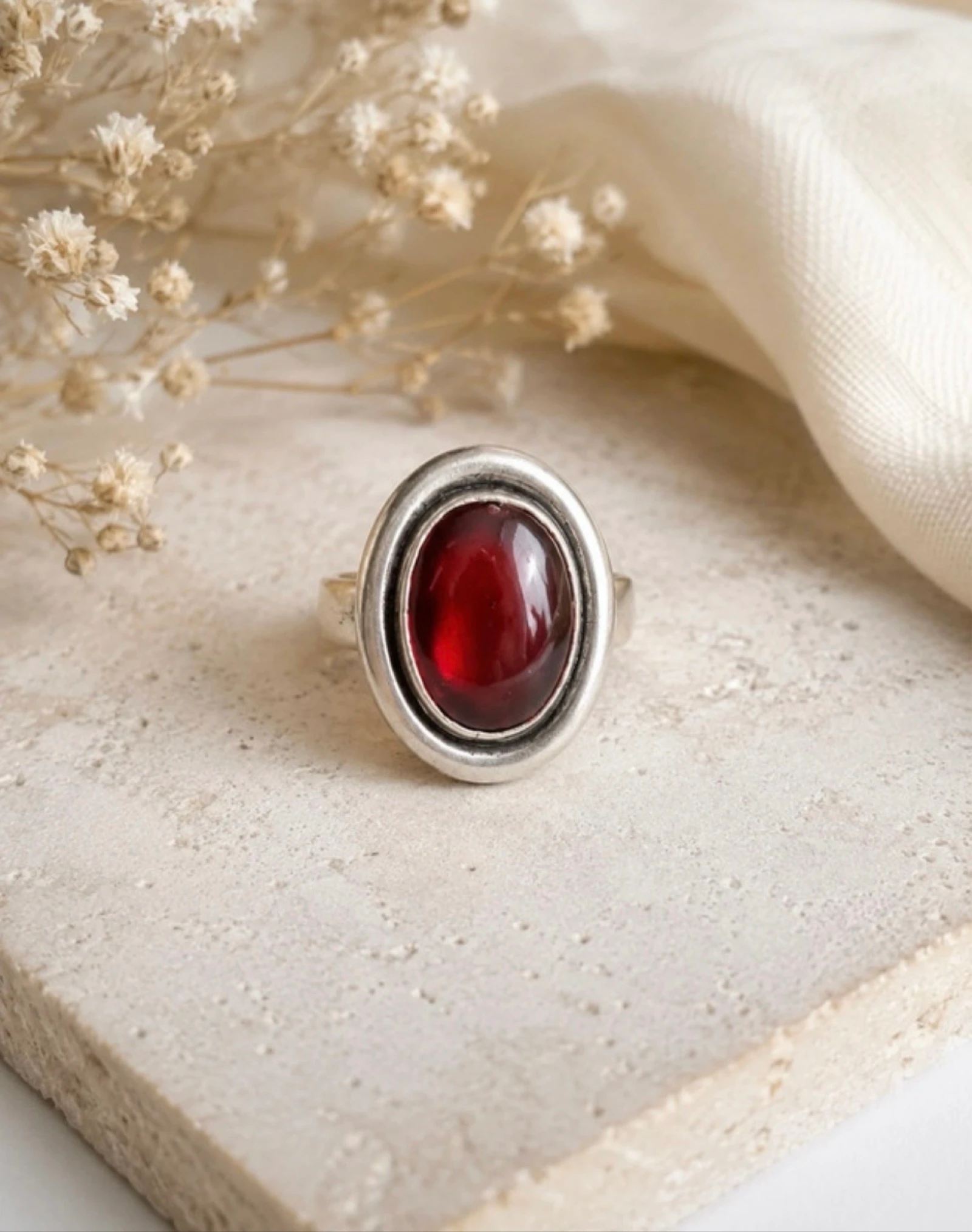 Anillo Plateado con Piedra Roja Ovalada ajustable